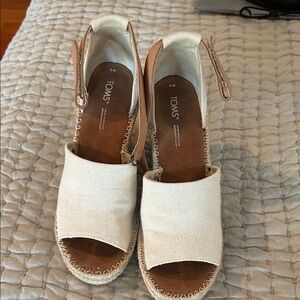 TOMS Women's Tan and Cream Espadrille Wedges